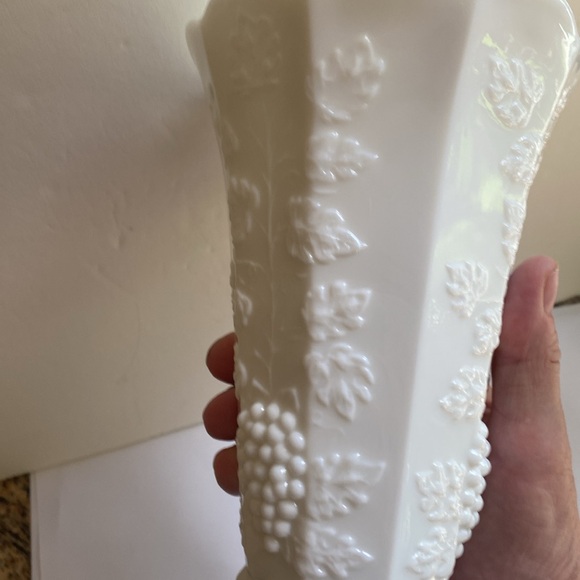 Vintage Westmoreland Paneled Grape 9¼" Tall White Milk Glass Vase ~ Crisp Detail - Picture 6 of 9